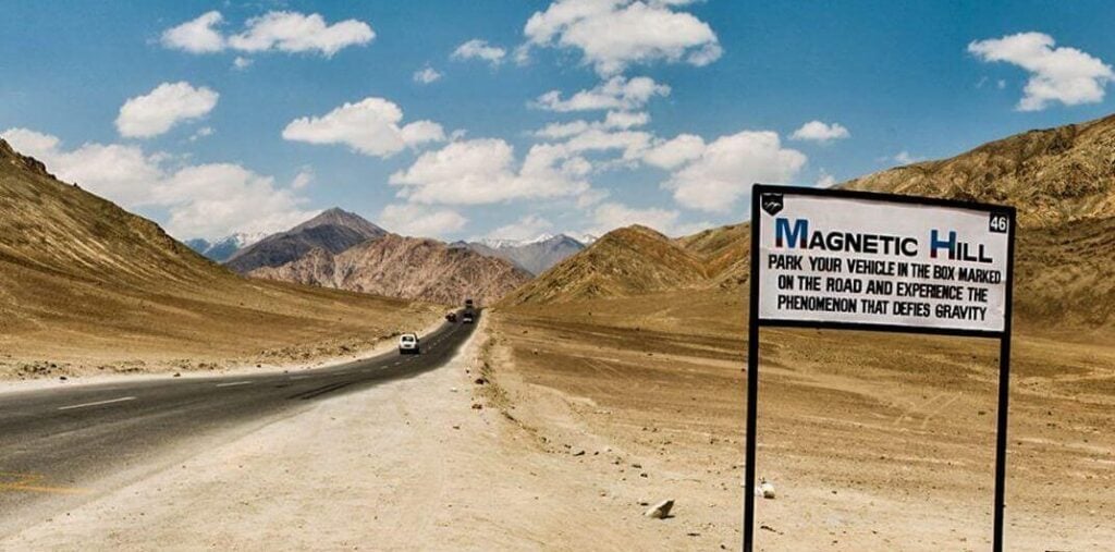 मैग्नेटिक हिल, लद्दाख – जहां गाड़ियां खुद चलती हुई लगती हैं